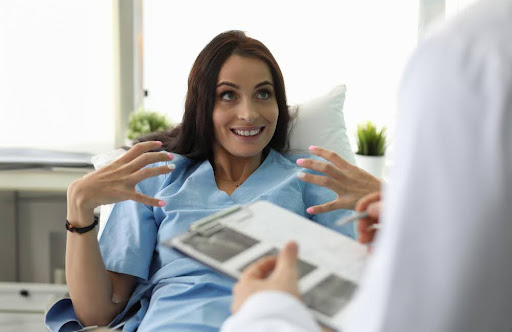 Mujer expresandose sobre cuidarse después de una cirugía plástica